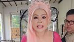 10 Gaya Nyentrik Ci Mehong, Pakai Rambut Donat hingga Kostum Mermaid