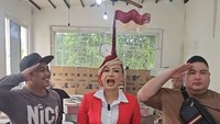 Dalam merayakan Hari Kemerdekaan Indonesia, Ci Mehong juga membentuk rambutnya bergaya nyentrik. Sesuai tema, Ci Mehong berjualan makanan dengan rambut berbentuk bendera Indonesia. Foto: Instagram/@pikbakinghouse
