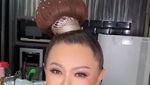 10 Gaya Nyentrik Ci Mehong, Pakai Rambut Donat hingga Kostum Mermaid