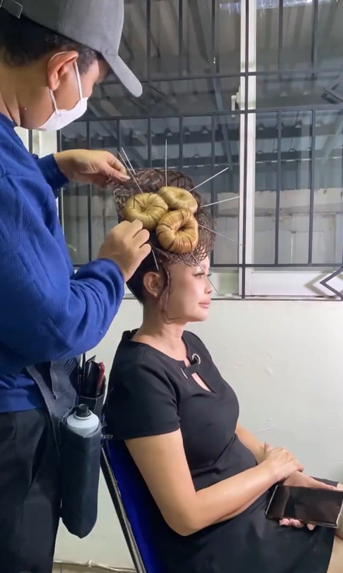 Ci Mehong gaya nyentrik Ci Mehong ketika berjualan