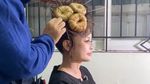 10 Gaya Nyentrik Ci Mehong, Pakai Rambut Donat hingga Kostum Mermaid