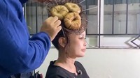 Gaya rambutnya yang paling mencuri perhatian. Karena tengah berjualan donat, ada momen ketika rambutnya dibentuk donat. Foto: Instagram/@pikbakinghouse