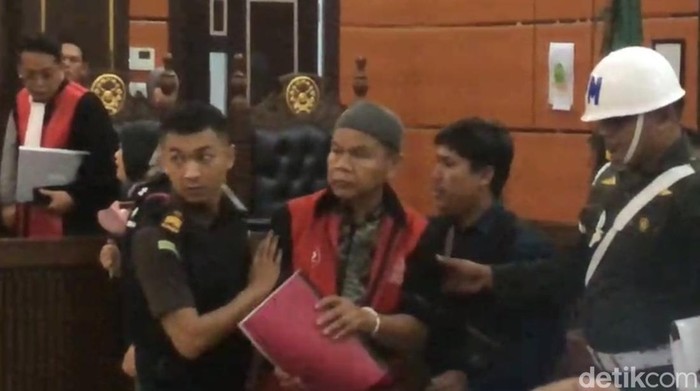 Dadang menjalani sidang di PN Padang. (Jeka Kampai/detikSumut)