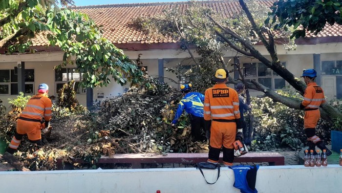 Dampak hujan deras dan angin kencang di Kota Bogor, Jawa Barat