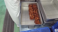 Sesekali ada menu spesial untuk para tahanan, seperti edisi Natal. Berupa ayam goreng tepung yang renyah juicy. Foto: YouTube Japanese Food Craftsman
