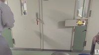 Makanan akan diberikan lewat lubang kotak kecil di pintu. Nantinya para tahanan bersiap menyambutnya. Foto: YouTube Japanese Food Craftsman