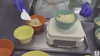 Proses masak berlangsung sejak pukul 4 pagi, dimulai dari menyiapkan nasi plus barley. Porsinya seragam karena nasi ditimbang lebih dulu. Foto: YouTube Japanese Food Craftsman