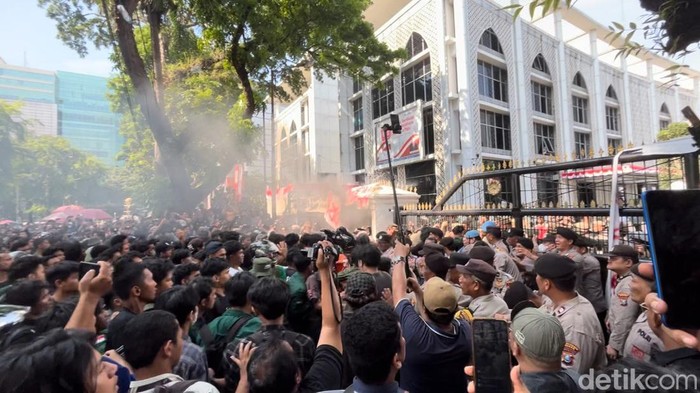 Kondisi ricuh demo ratusan massa di Gedung DPRD Sumut