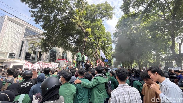 Ratusan massa aksi demo di depan Kantor DPRD Sumut