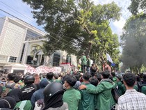 Ratusan Massa Demo di Kantor DPRD Sumut, Jalan Imam Bonjol Ditutup