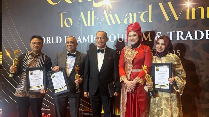 Managing Editor detik.com Erwin Dariyanto, Managing Director PT Al Hamdi, Presiden MATA Dato Seri Mohd Khalid Harun, Organising Chairman World Islamic Tourism & Trade Award 2025, penyanyi Indonesia Vanny Vabiola.