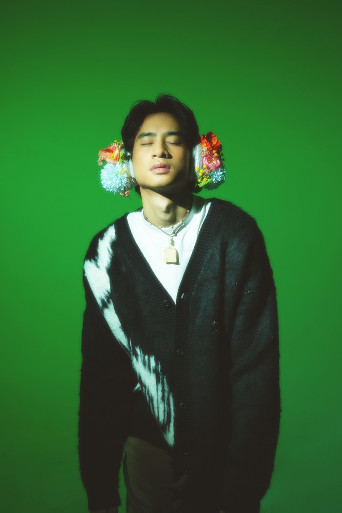 Devano Danendra Devano Danendra kembali ke dunia musik dengan single Rumah?. Lagu ini mencerminkan perjalanan emosional dan refleksi pribadi yang mendalam.