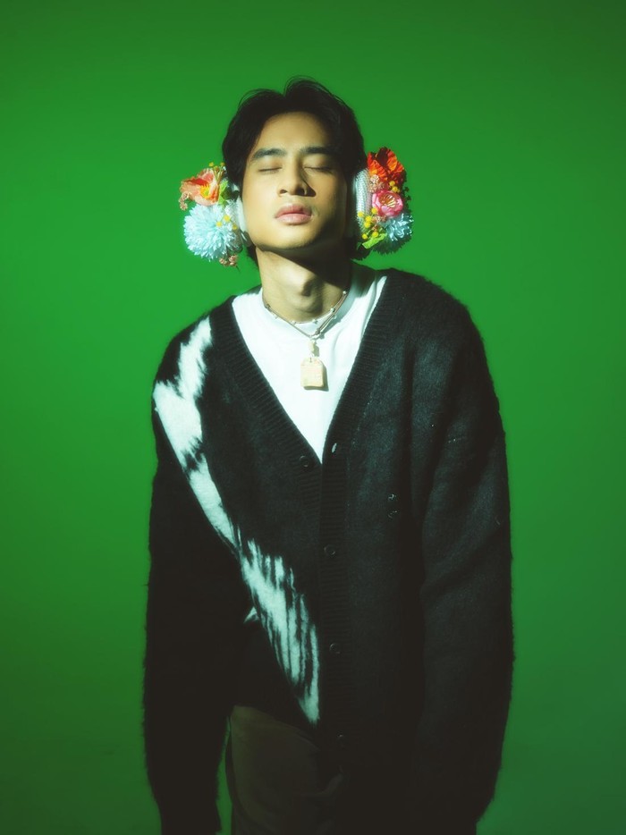 Devano Danendra kembali ke dunia musik dengan single Rumah?. Lagu ini mencerminkan perjalanan emosional dan refleksi pribadi yang mendalam.