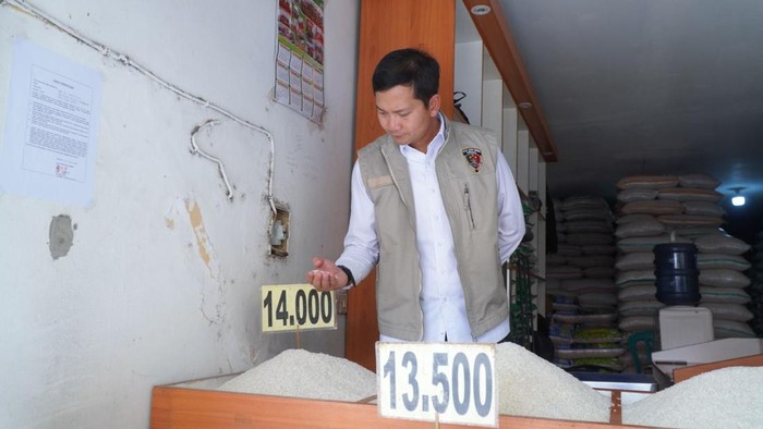 Direktur Reserse Kriminal Khusus Polda Jabar Kombes Wirdhanto saat mengecek beras di pasar.