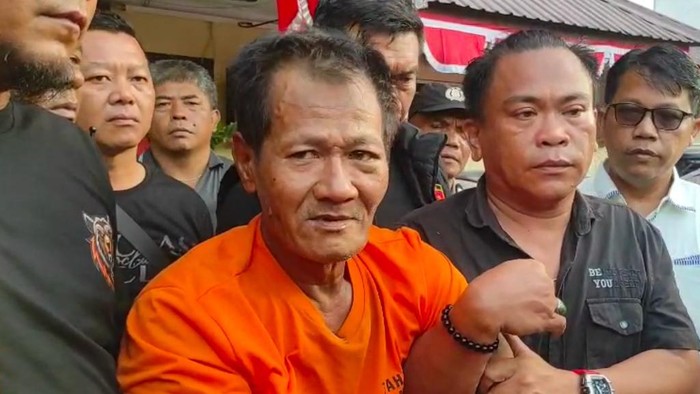 Dukun bernama Alfian saat diamankan petugas kepolisian. (Foto: Istimewa)