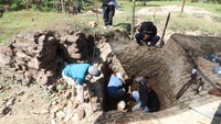 Petugas melakukan penggalian saat ekskavasi di Situs Tondowongso, Desa Gayam, Kabupaten Kediri, Jawa Timur, Selasa (26/8/2025). Foto: ANTARA FOTO/Prasetia Fauzani