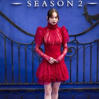 Emma memukau dengan gaun merah berpotongan high-neck dan detail lace. Dia memadukan gaun dengan strappy heels dari koleksi Jimmy Choo. Look ini memberi kesan gothic glam klasik dengan sentuhan sensual. Foto: Samir Hussein/WireImage/Samir Hussein