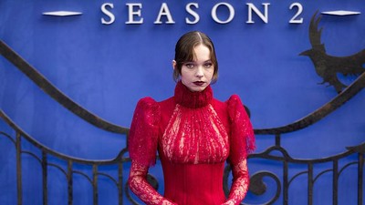 7 Gaya Gothic Glam Emma Myers, Beda Jauh dari Karakter Enid di Wednesday