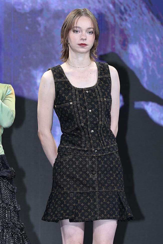 Makeup Emma kerap mempertegas tema gothic dengan pilihan lipstik gelap, eyeliner tegas, dan complexion pucat yang menambah karakter pada setiap penampilannya. Foto: WireImage/Han Myung-Gu