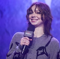 Saat mengenakan sweater abu-abu oversized, aktris asal Amerika ini menunjukkan sisi kasual namun tetap mempertahankan nuansa edgy. Foto: Getty Images for Netflix/Hanna Lassen
