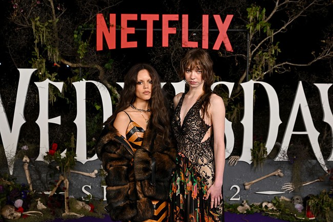 Kontras dengan karakter Enid Sinclair yang ceria dan penuh warna, gaya Emma di red carpet dan acara promosi lebih menonjolkan sisi misterius dan gelap. Foto: Getty Images for Netflix/James Gourley