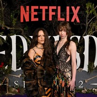 Kontras dengan karakter Enid Sinclair yang ceria dan penuh warna, gaya Emma di red carpet dan acara promosi lebih menonjolkan sisi misterius dan gelap. Foto: Getty Images for Netflix/James Gourley