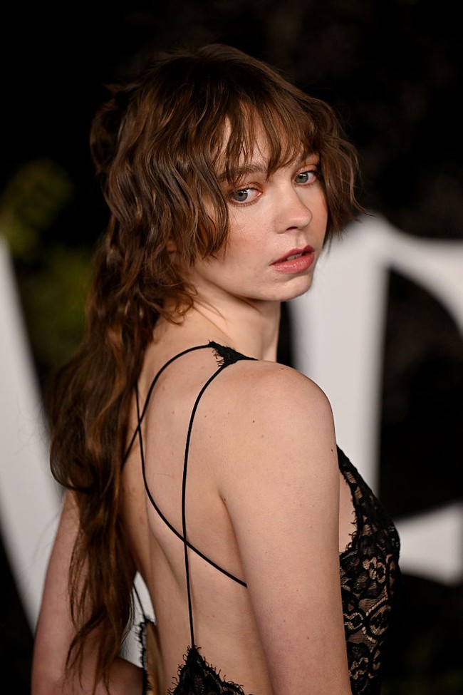 Meski kerap bereksperimen dengan busana gothic, Emma membiarkan rambutnya dalam gaya natural, baik sleek maupun bergelombang. Foto: Getty Images for Netflix/James Gourley