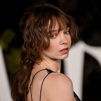 Meski kerap bereksperimen dengan busana gothic, Emma membiarkan rambutnya dalam gaya natural, baik sleek maupun bergelombang. Foto: Getty Images for Netflix/James Gourley