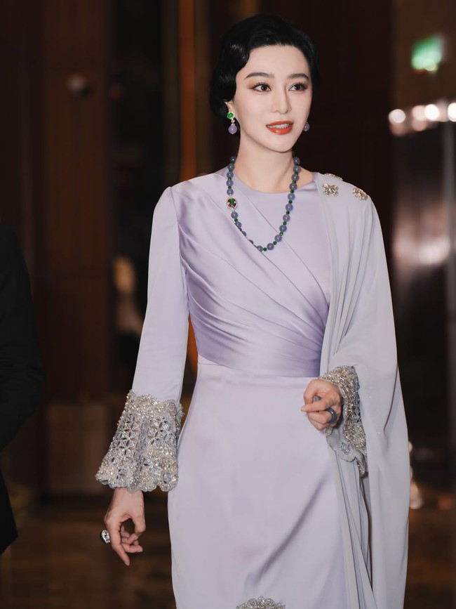 Malam harinya, Fan Bingbing kembali memilih setelan baju kurung, kali ini dengan sentuhan lebih modern saat menghadiri ulang tahun ke-76 politisi Malaysia, Haji Mohd Ali bin Mohd Rustam. Foto: Instagram/@bingbing_fan @fiziwoo