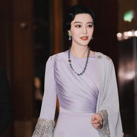 Malam harinya, Fan Bingbing kembali memilih setelan baju kurung, kali ini dengan sentuhan lebih modern saat menghadiri ulang tahun ke-76 politisi Malaysia, Haji Mohd Ali bin Mohd Rustam. Foto: Instagram/@bingbing_fan @fiziwoo
