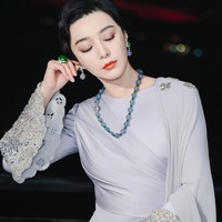 Busana bernuansa lavender hadir dengan detail drapery di bagian dada dan hiasan kristal di ujung lengan dan pinggiran hem. Busana tersebut merupakan karya desainer Fiziwoo. Foto: Instagram/@bingbing_fan @fiziwoo