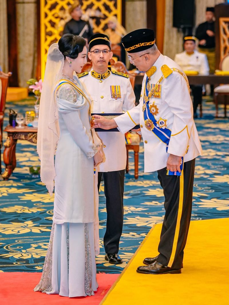 Fan Bingbing Diberi Gelar Datuk oleh Malaysia Fan Bingbing diberi gelar Datuk oleh Malaysia.