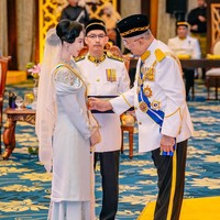 Fan Bingbing diberi gelar Datuk, bersamaan dengan penganugerahan Darjah Pangkuan Seri Melaka (DPSM) yang berlangsung dalam rangka ulang tahun Gubernur Melaka, Mohd Ali Rustam, pada Minggu (24/8/2025). Foto: Instagram/@bingbing_fan @fiziwoo