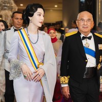 Dalam momen bersejarah itu, aktris 43 tahun ini tampil anggun dan bersahaja dalam balutan baju kurung warna dusty blue yang dipadu rok berpotongan mermaid, rancangan desainer kenamaan Malaysia Melinda Looi. Foto: Instagram/@bingbing_fan @fiziwoo