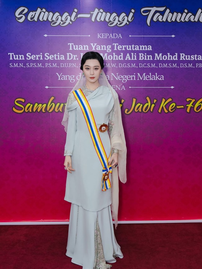 Bagi masyarakat Malaysia, gelar Datuk bukan sekadar titel, tapi melambangkan penghargaan atas kontribusi seseorang terhadap bangsa maupun daerah. Foto: Instagram/@bingbing_fan @fiziwoo