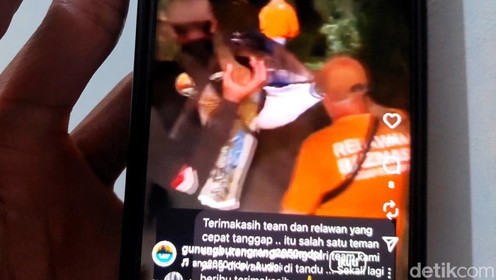 Foto viral di media sosial evakuasi terhadap pendaki yang mengalami gangguan kesehatan di Gunung Burangrang
