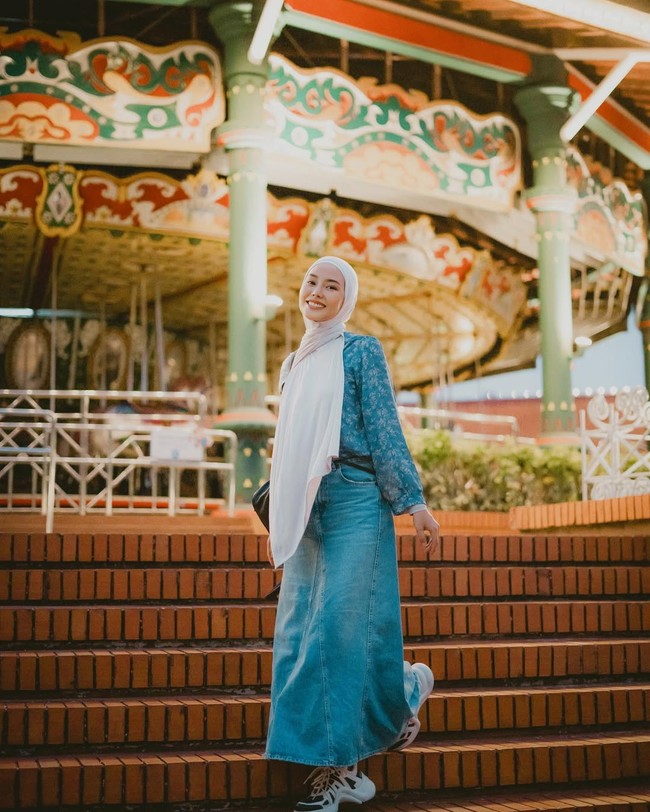 Gaya padu padan rok jeans dan blouse yang kasual.