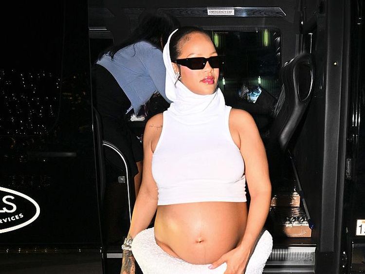 7 Gaya Maternity Rihanna saat Hamil Anak Ke-3, Elegan Hingga Eksperimental
