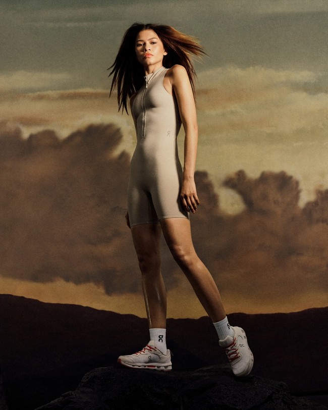 Dalam kampanye terbarunya bersama On, sang bintang berusia 28 tahun memperkenalkan koleksi Fall/Winter 2025 dan sepatu edisi spesial, Cloudzone Moon. Dalam rangkaian foto kampanye, Zendaya tampil memadukan estetika atletis dengan sentuhan high-fashion. (Foto: Dok. ON)