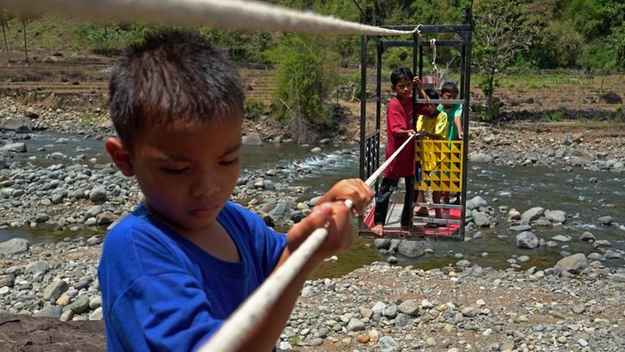 Gondola Desa Jadi Penyelamat Akses Warga di Maros Sejumlah anak menyeberangi Sungai Tompobulu menggunakan gondola ke Dusun Makmur, Desa Bonto Manurung, Kabupaten Maros, Sulawesi Selatan, Selasa (26/8/2025). Gondola yang dibangun menggunakan dana desa tersebut berfungsi untuk mendukung konektivitas antar dusun serta mempercepat aktivitas masyarakat, khususnya dalam bidang ekonomi, pendidikan, dan pelayanan publik. ANTARA FOTO/Hasrul Said/nz