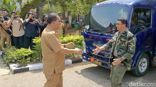 Gubernur NTT Melki Lakalena menyambut Kepala BNPB, Letjen TNI Suharyanto saat tiba di VIP Bandara El Tari Kupang, Selasa (26/8/2025).