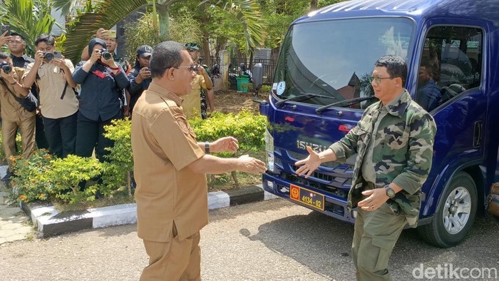 Gubernur NTT Melki Lakalena menyambut Kepala BNPB, Letjen TNI Suharyanto saat tiba di VIP Bandara El Tari Kupang, Selasa (26/8/2025).
