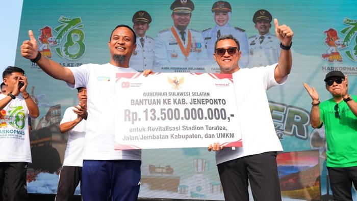 Gubernur Sulsel Andi Sudirman Sulaiman menyerahkan bantuan keuangan kepada Pemkab Jeneponto.