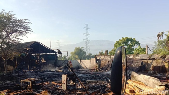 Gudang mebel di Pasuruan terbakar