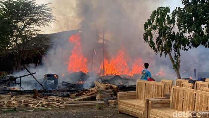Gudang mebel di Pasuruan terbakar