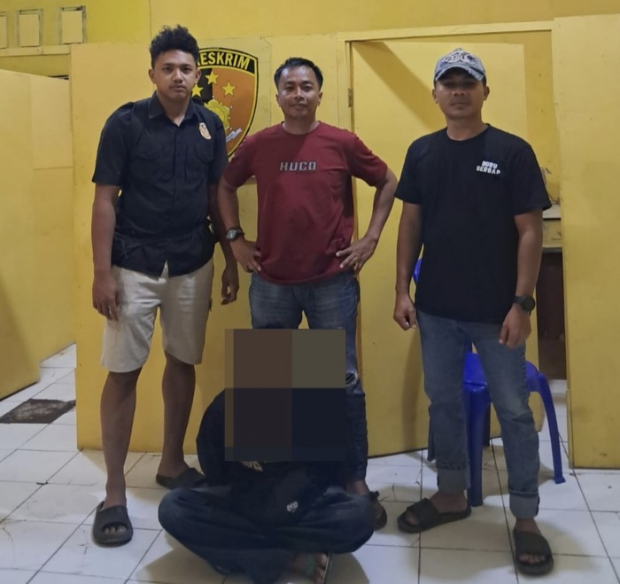 HE alias Jemi (duduk), satu dari tiga pemerkosa dua anak di bawah umur di Kabupaten Kupang, ditangkap anggota Polsek Sape, Minggu, (24/8/2025). (Dok. Polsek Sape)