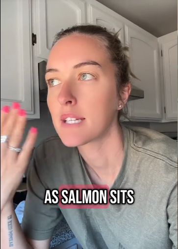 Hiii! Ada Cacing Bergerak dalam Salmon Mentah yang Dijual di Supermarket