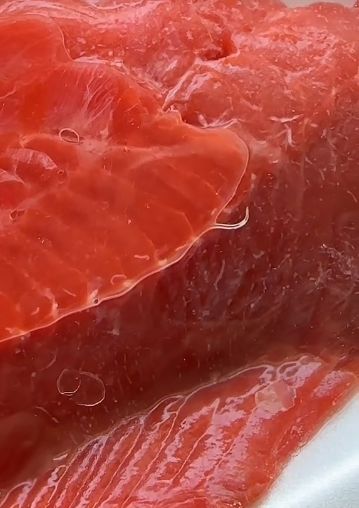 Hiii! Ada Cacing Bergerak dalam Salmon Mentah yang Dijual di Supermarket