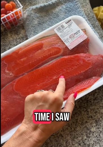 Hiii! Ada Cacing Bergerak dalam Salmon Mentah yang Dijual di Supermarket
