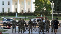 Anggota Garda Nasional AS mengepung lokasi usai seorang pria membakar bendera di pinggir Lafayette Park dekat Gedung Putih, Washington, D.C., Senin (25/8/2025). Peristiwa ini terjadi di tengah peningkatan patroli aparat federal. REUTERS/Jonathan Ernst 
